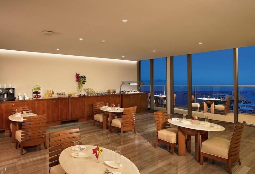 带大床的俱乐部房间, Secrets The Vine Cancun   All Inclusive Adults Only