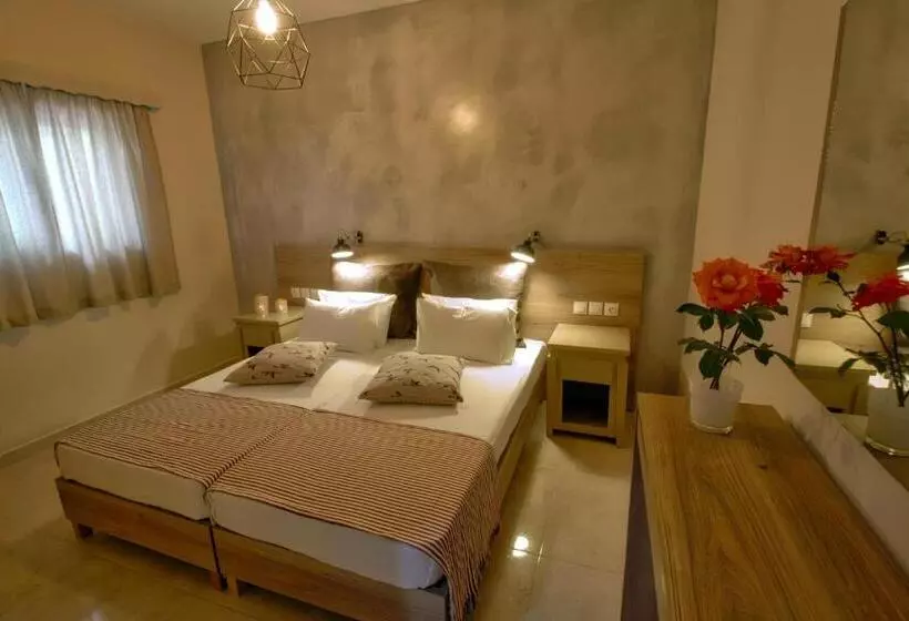 اتاق استاندارد سه تخته با چشم‌انداز استخر, Two Brothers Studios & Apts