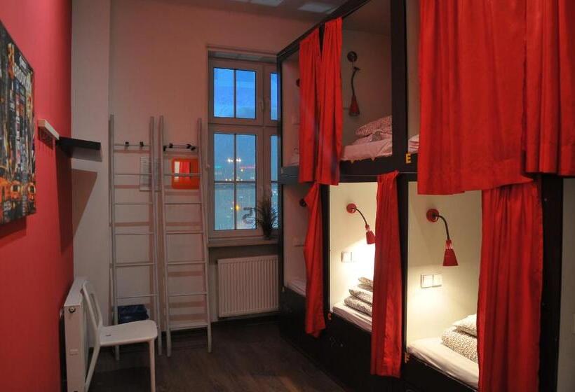 Capsule, 3 City Hostel