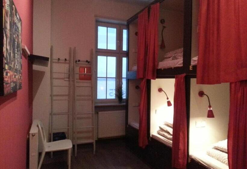 Capsule, 3 City Hostel