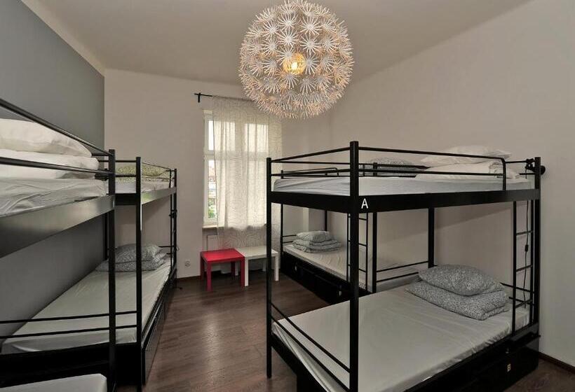 ルームシェアのワンベッド, 3 City Hostel