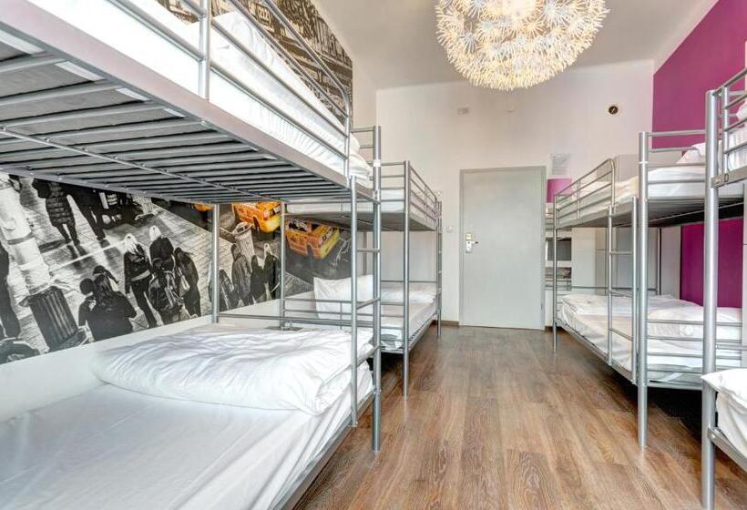 ルームシェアのワンベッド, 3 City Hostel