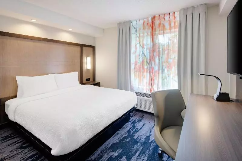 キングサイズベッドのスタンダードルーム, Fairfield Inn And Suites Wilson