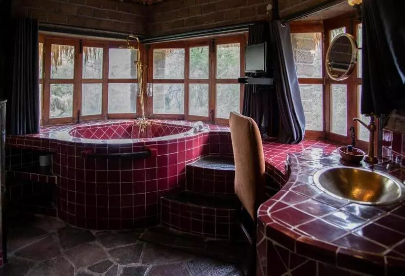 سوییت جونیور, Nirvana Restaurant & Retreat