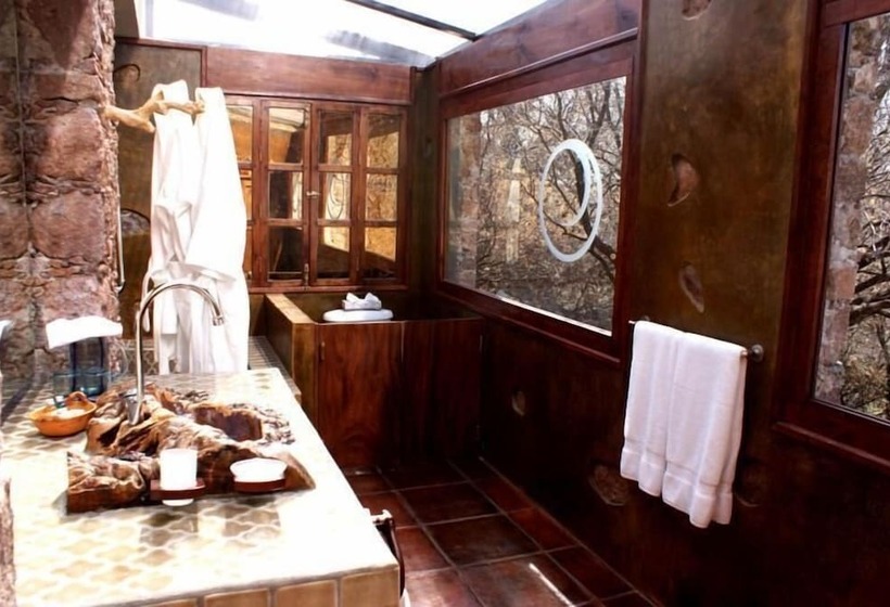 ジュニアスイート, Nirvana Restaurant & Retreat