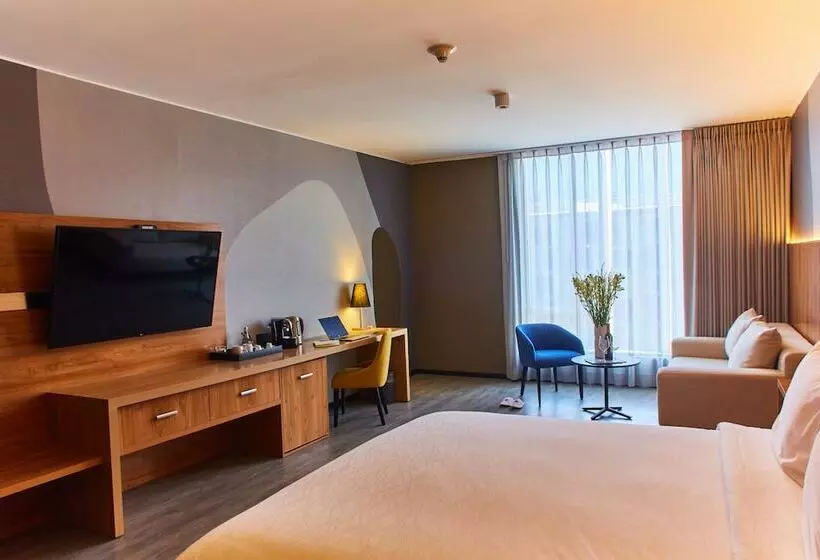 Junior Süit, Pullman Lima San Isidro