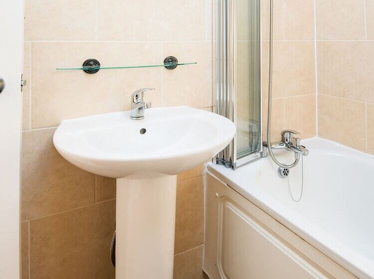 غرفة قياسية فردية, The Regency Bristol