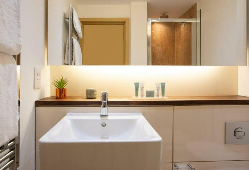 클래식 스튜디오, Native Hyde Park