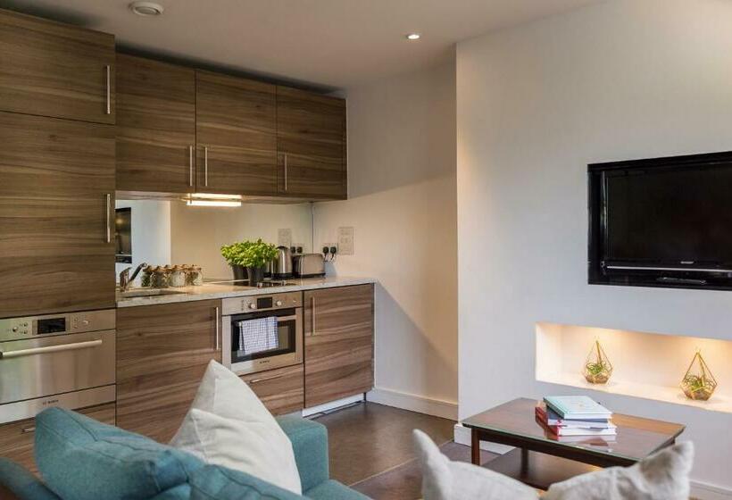 프리미엄 스튜디오, Native Hyde Park