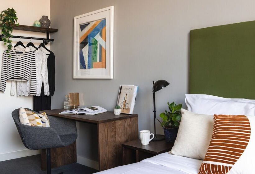 클래식 스튜디오, Native Hyde Park