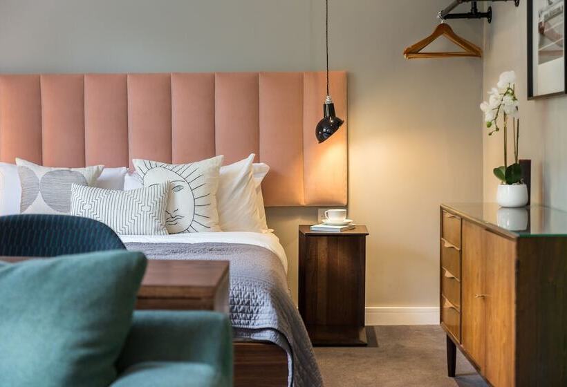 프리미엄 스튜디오, Native Hyde Park