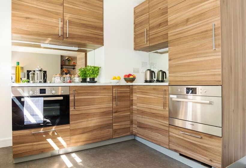 프리미엄 스튜디오, Native Hyde Park