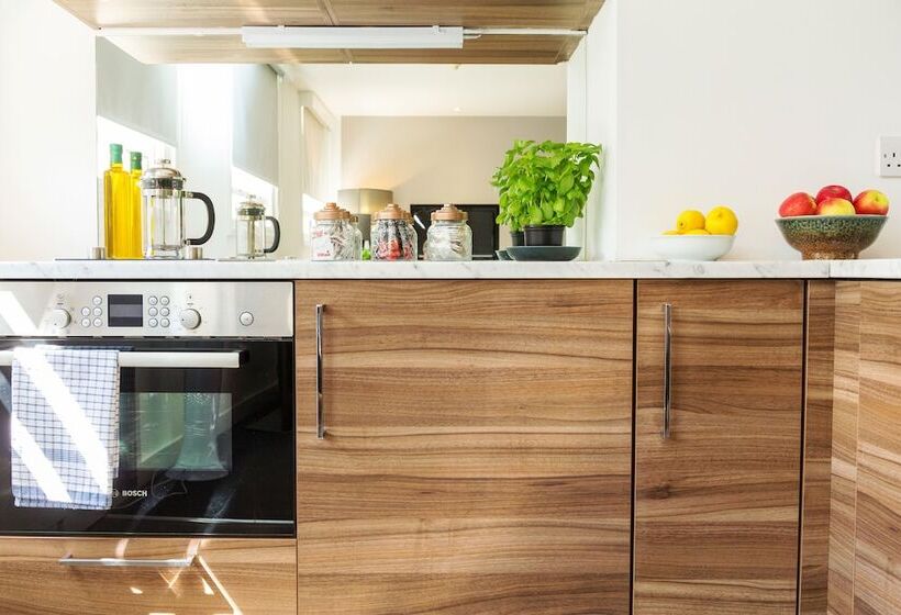 프리미엄 스튜디오, Native Hyde Park