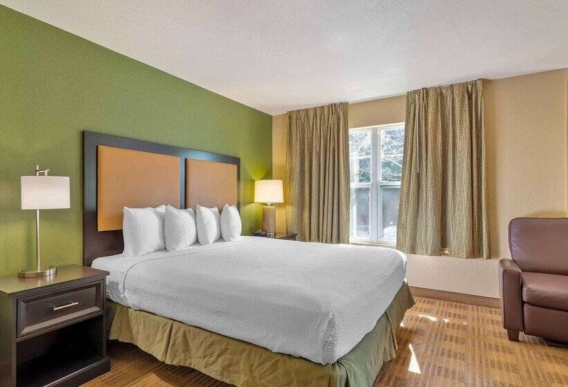 Deluxe Studio, Extended Stay America Suites  Indianapolis  Airport  W. Southern Ave