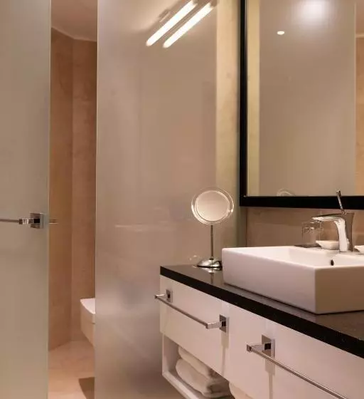 اتاق سوپریور, 11 Mirrors Design