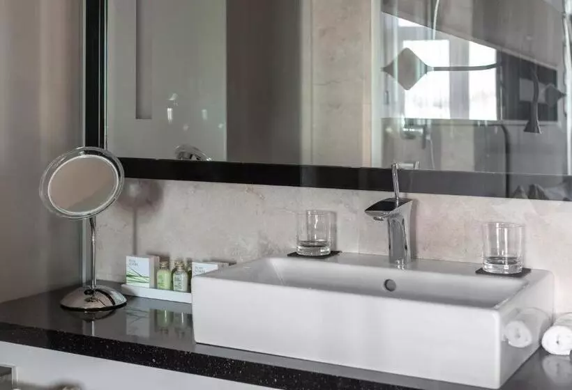 اتاق سوپریور, 11 Mirrors Design