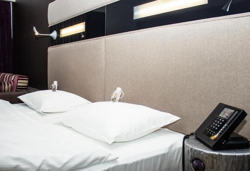 اتاق استاندارد اینتریور, 11 Mirrors Design