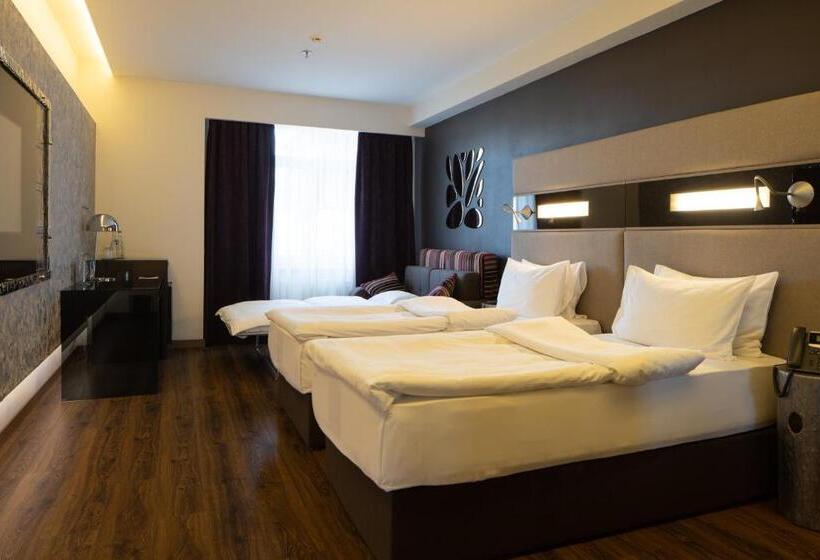 اتاق سوپریور, 11 Mirrors Design