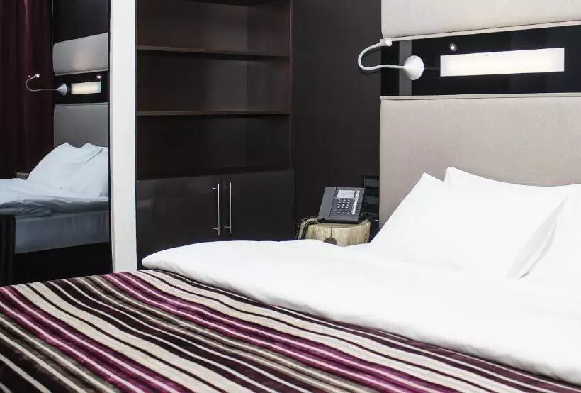 اتاق استاندارد اینتریور, 11 Mirrors Design
