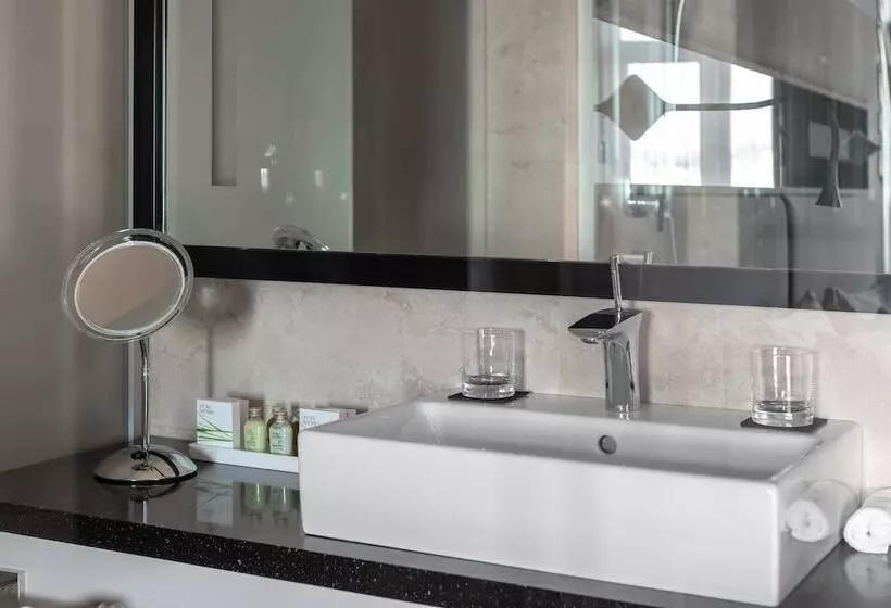 اتاق سوپریور, 11 Mirrors Design