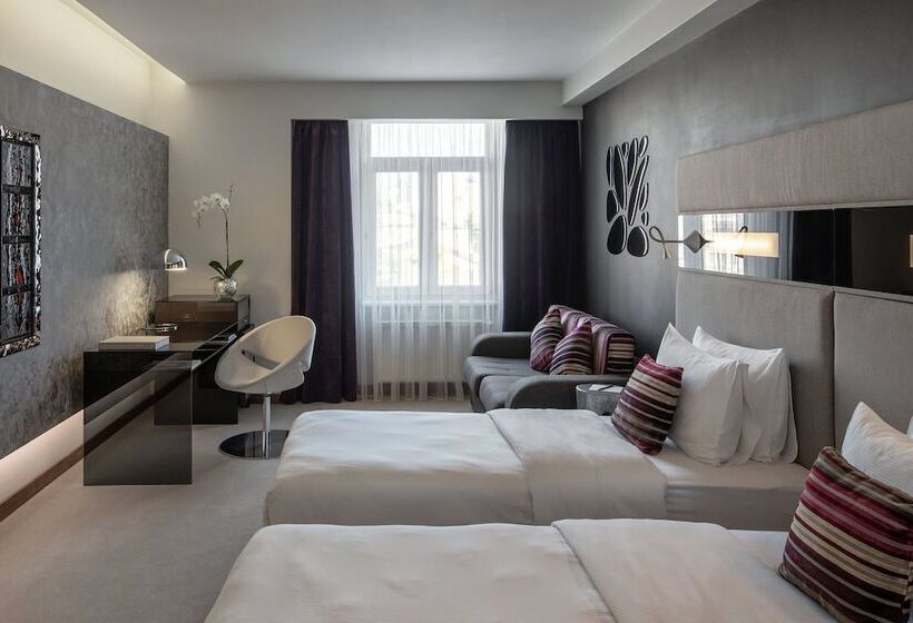 اتاق سوپریور, 11 Mirrors Design