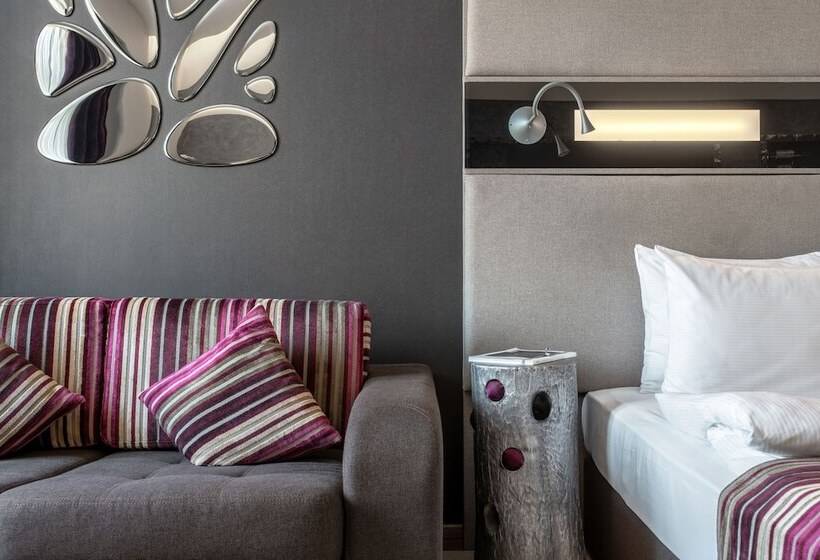 اتاق سوپریور, 11 Mirrors Design