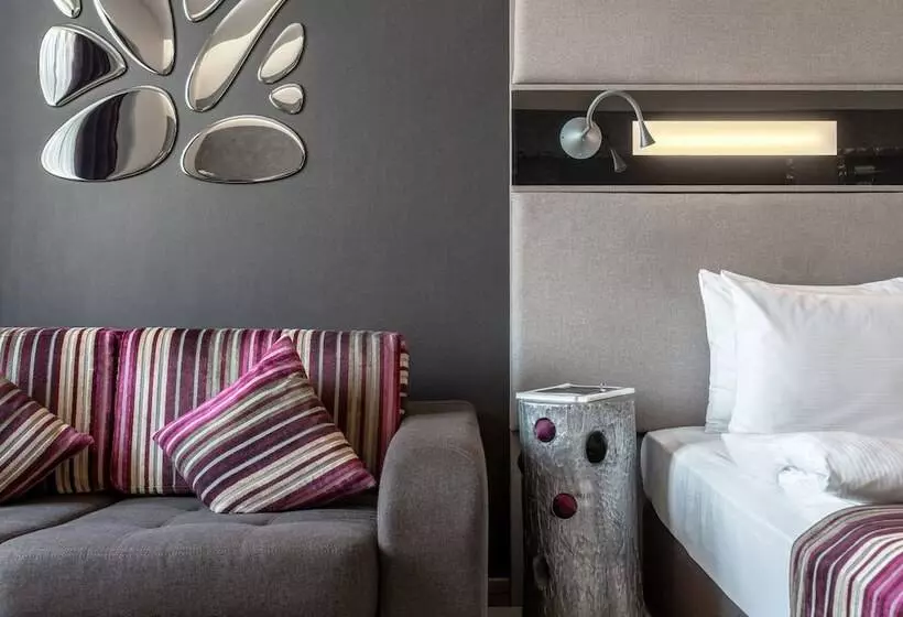 اتاق سوپریور, 11 Mirrors Design