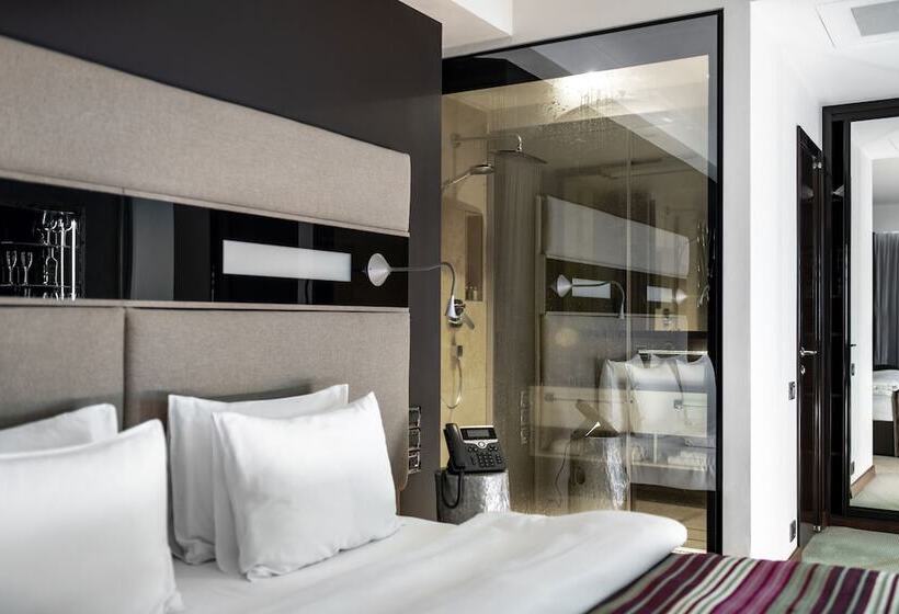 اتاق سوپریور, 11 Mirrors Design