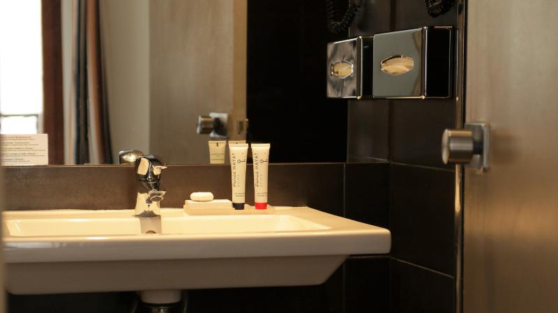 Полулюкс, Alpha Paris Eiffel By Patrick Hayat