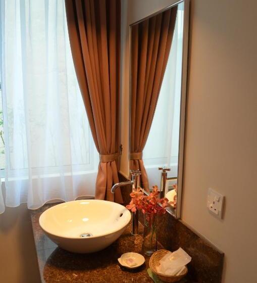 行政三人间, Asia