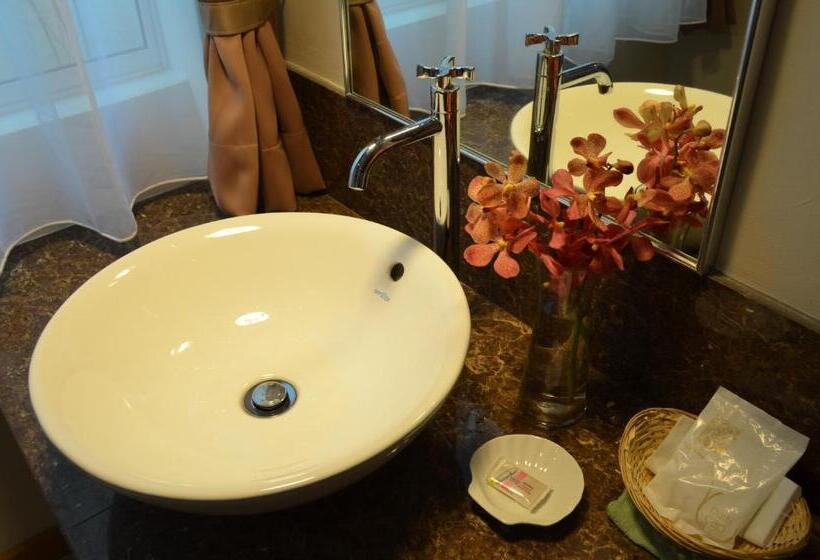 חדר אקזקיוטיב לשלושה, Asia