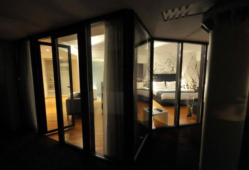 Executive Suite, Sarroglia