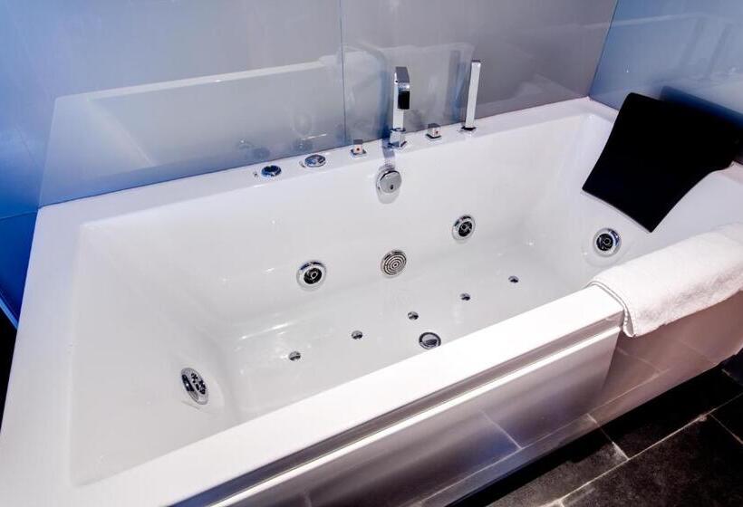 Executive Suite, Sarroglia