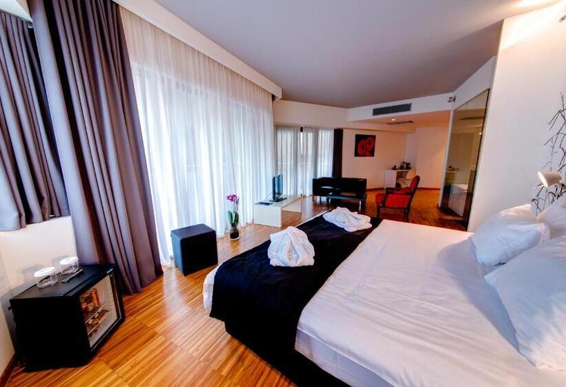 Executive Suite, Sarroglia