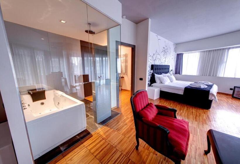 Executive Suite, Sarroglia