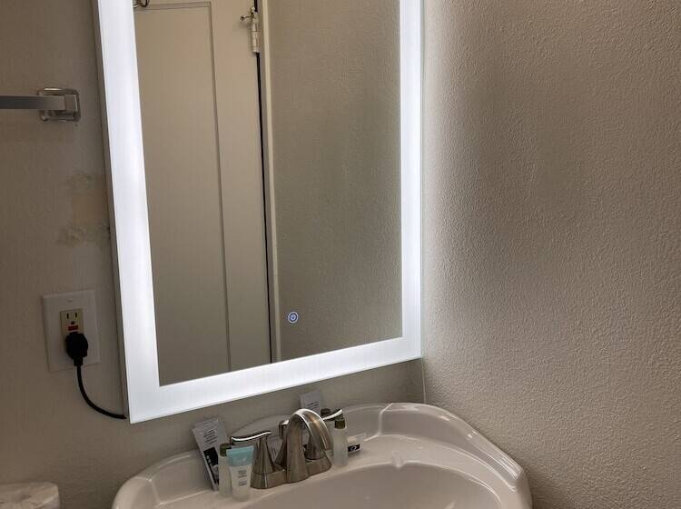 غرفة عائلية, The Palomar Inn