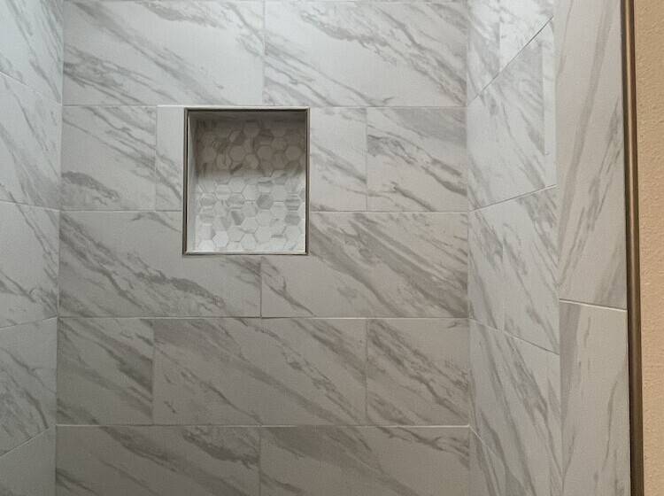 غرفة عائلية, The Palomar Inn