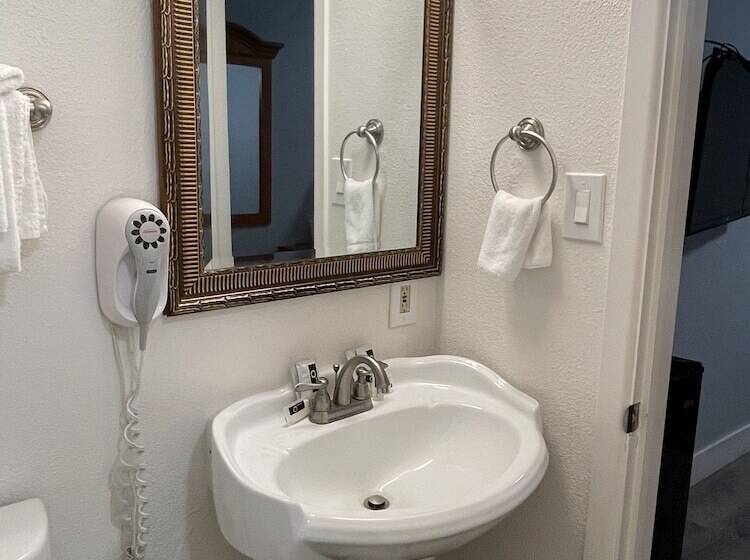 غرفة عائلية, The Palomar Inn