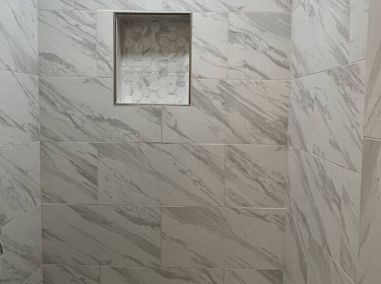 غرفة عائلية, The Palomar Inn