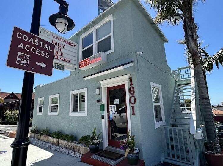 غرفة عائلية, The Palomar Inn