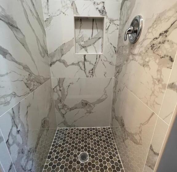 غرفة قياسية, The Palomar Inn