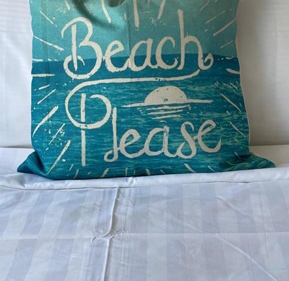 غرفة عائلية, The Palomar Inn