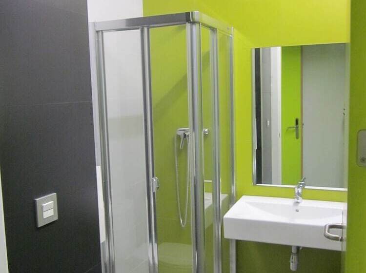 ルームシェアのワンベッド, Uba Hostel