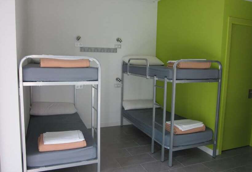 ルームシェアのワンベッド, Uba Hostel