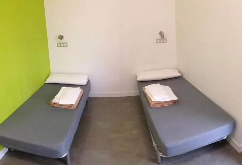 Vuode Makuusalissa, Uba Hostel