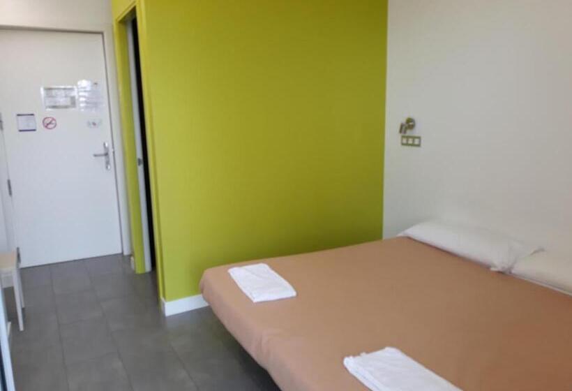 ルームシェアのワンベッド, Uba Hostel