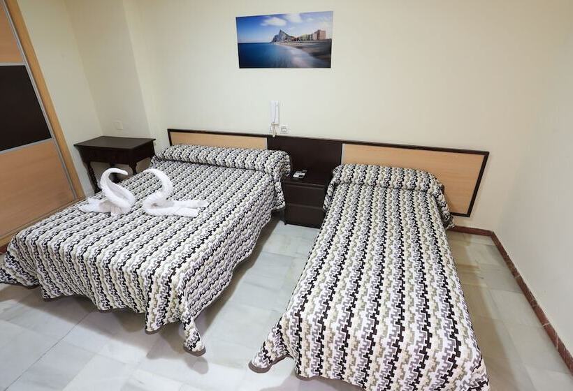 스탠다드 트리플 룸, Hostal La Campana
