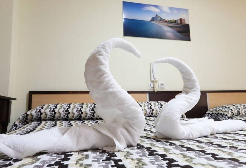 اتاق استاندارد چهار تخته, Hostal La Campana