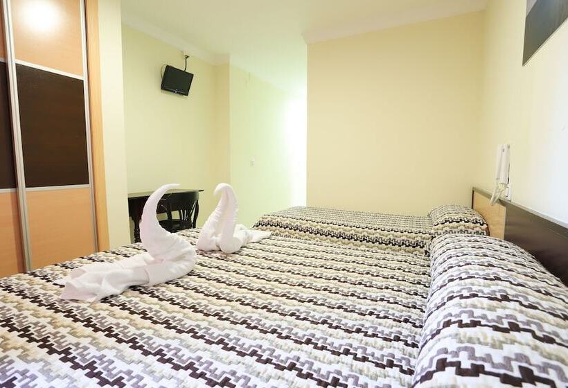 스탠다드 트리플 룸, Hostal La Campana