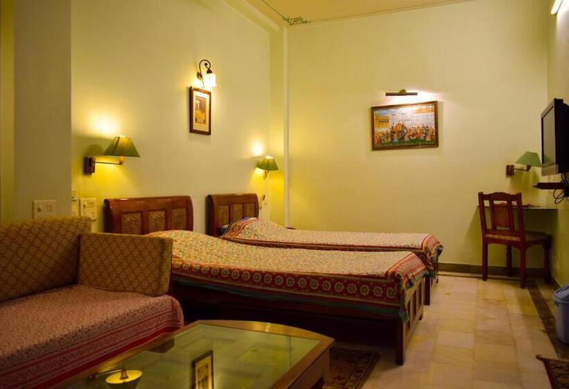 デラックスルーム, Arya Niwas